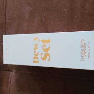 ANASTASIA dewy setting spray